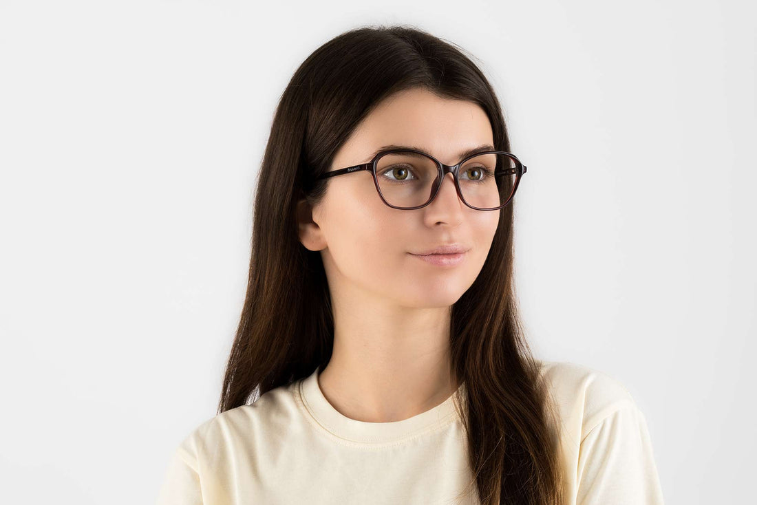 Kvinna med Glee Red, geometriska röda acetatglasögon