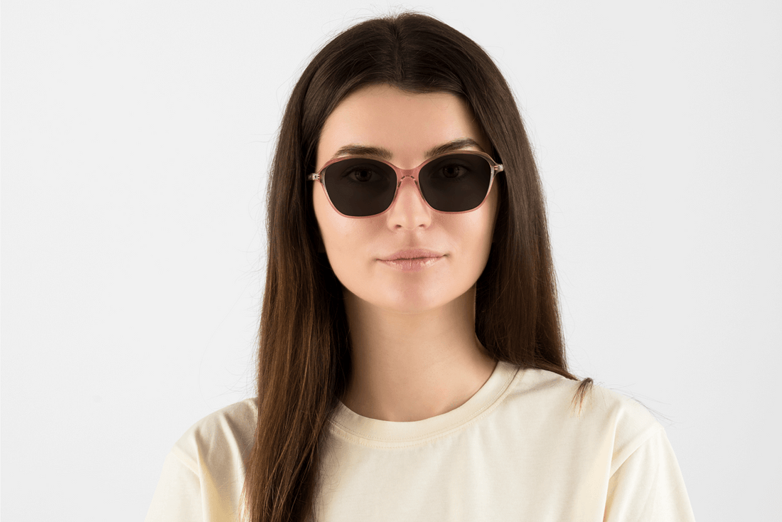 Kvinna med Glee Pink, geometriska rosa acetatglasögon - framifrån