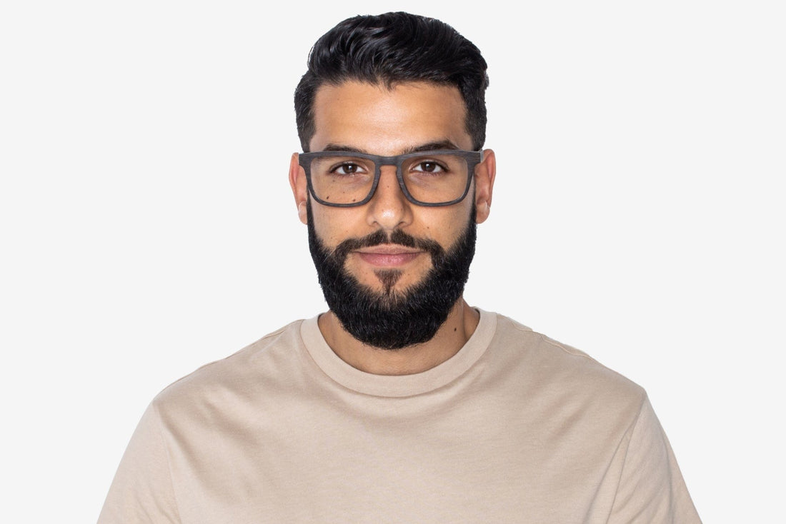 رجل يرتدي نظارة بولد بلاك مستطيلة من خشب البلوط الأسود