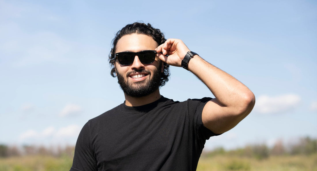 Un modelo masculino con Challenger al aire libre