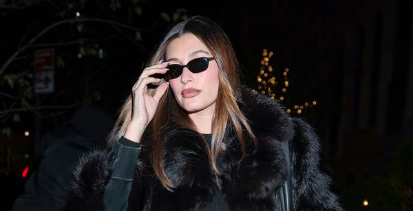La célébrité Hailey Bieber portant des lunettes de soleil noires
