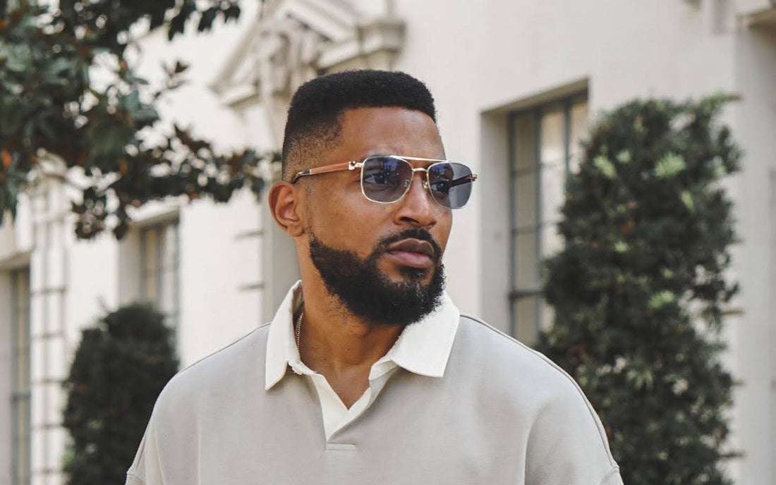 Homme portant des lunettes de transition