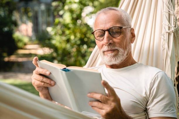 Homme portant des lunettes à verres progressifs