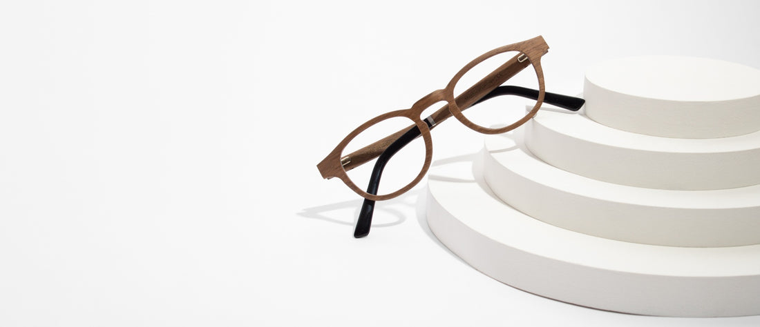 Lunettes haut de gamme sur fond blanc