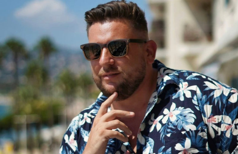 homme en vacances portant des lunettes de soleil 