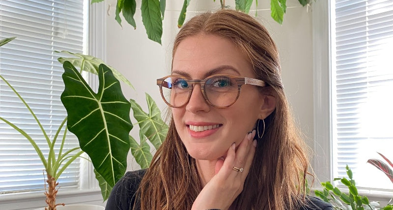 Fille rousse portant des lunettes cheer rose en bois avec des montures cheer rose 