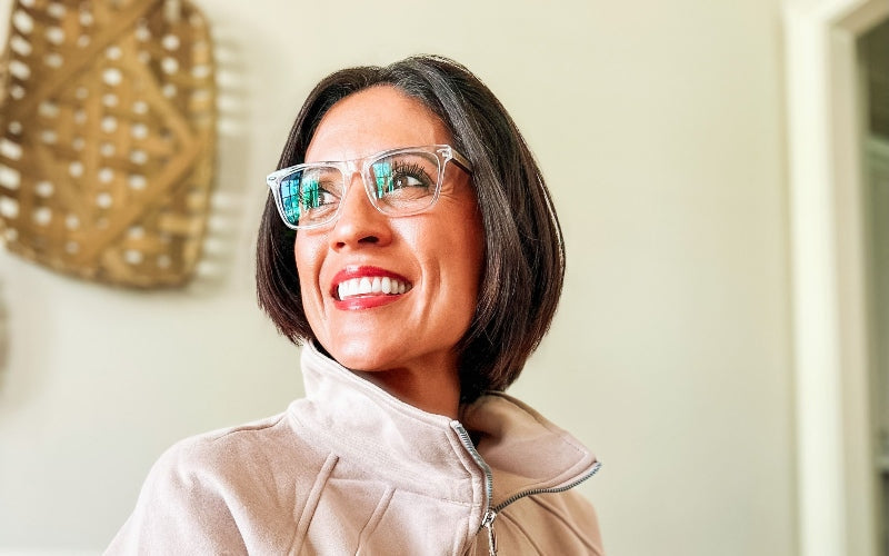 photo de profil d'une femme portant des lunettes à lumière bleue