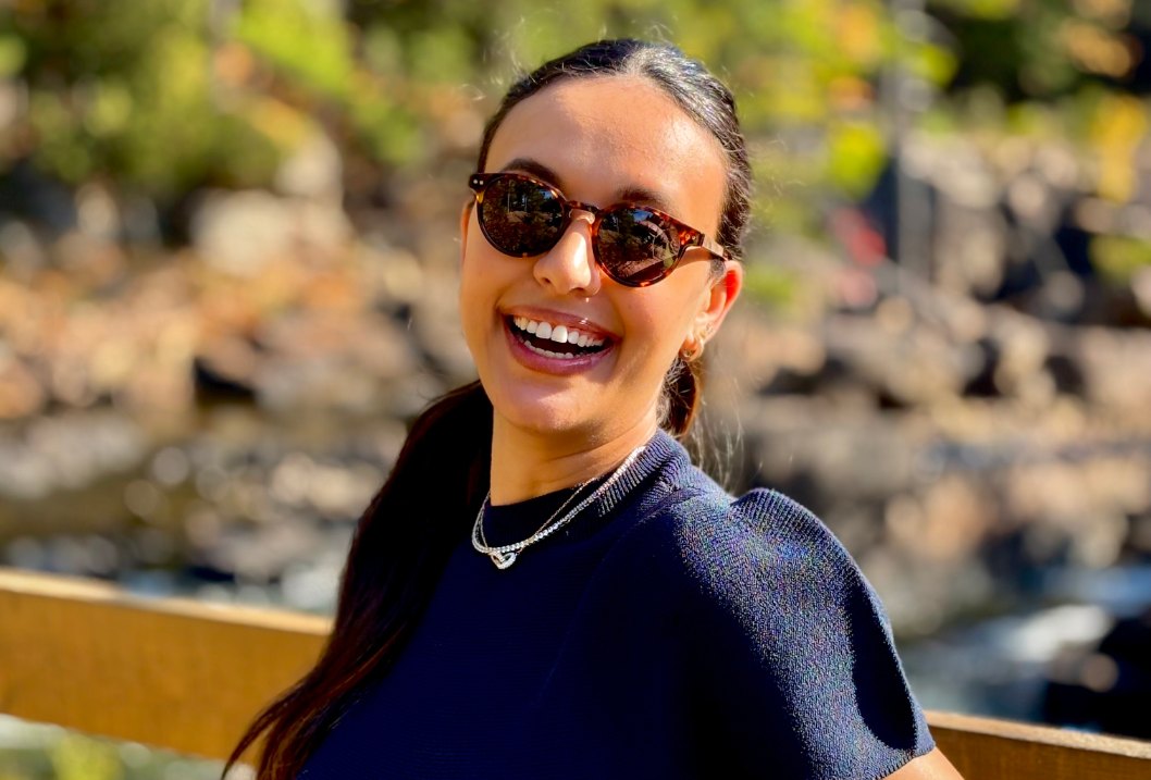 Mujer con cara redonda y gafas de sol.