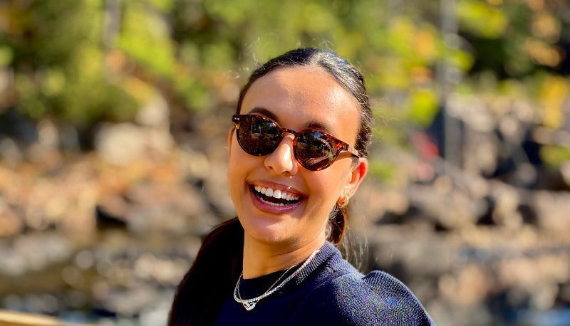 Femme portant des lunettes de soleil Trevor à l'extérieur