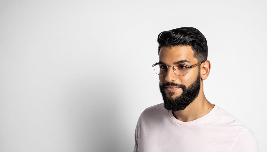 Un homme portant des lunettes de la collection Kraywoods sur fond blanc