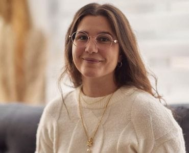 Woman wearing round eyeglasses