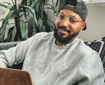 Homme portant des lunettes anti-lumière bleue