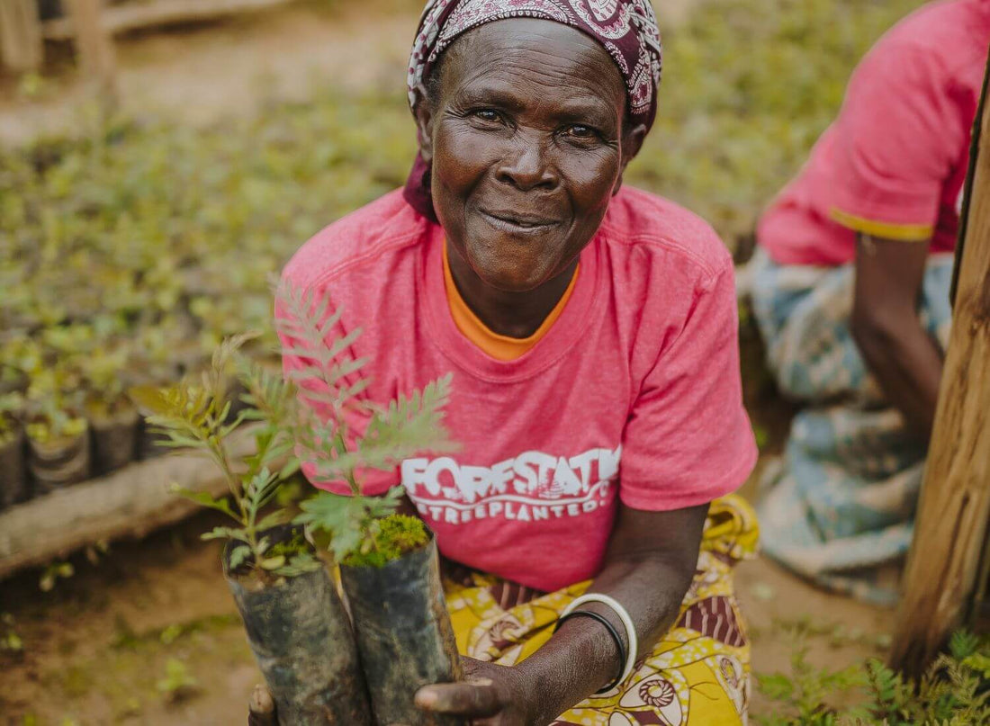 Femme plantant un arbre