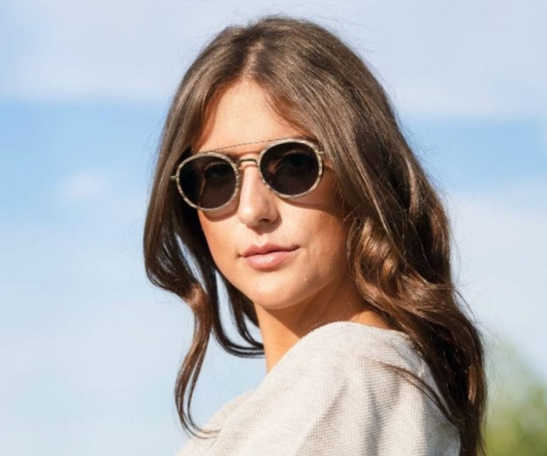 Femme portant des lunettes de soleil rondes Kraywoods Aspen Silver, Silver en bois d'ébène et 100% protection UV, verres polarisés