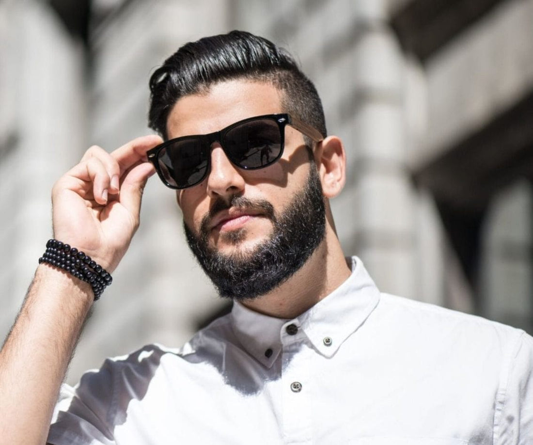 Homme portant des lunettes de soleil Challenger, des lunettes de soleil carrées en bois noir 100 % polarisées UV