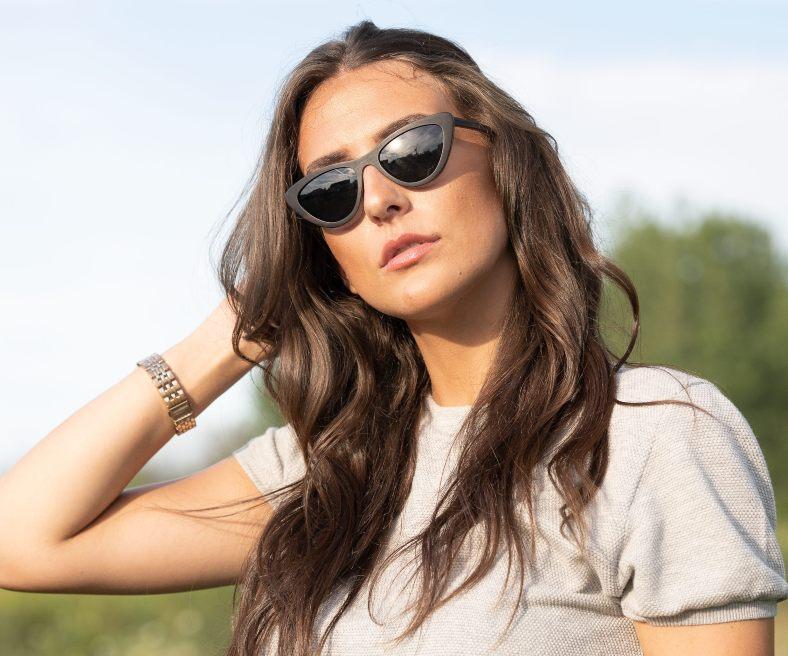 Femme portant Kraywoods Selena, petites lunettes de soleil œil de chat en bois d'ébène avec lentilles polarisées 100% UV