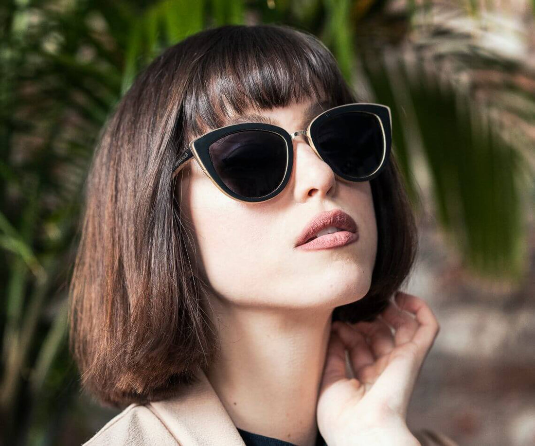 Femme portant Kraywoods Willow, lunettes de soleil œil-de-chat en bambou avec protection UV à 100%, verres polarisés