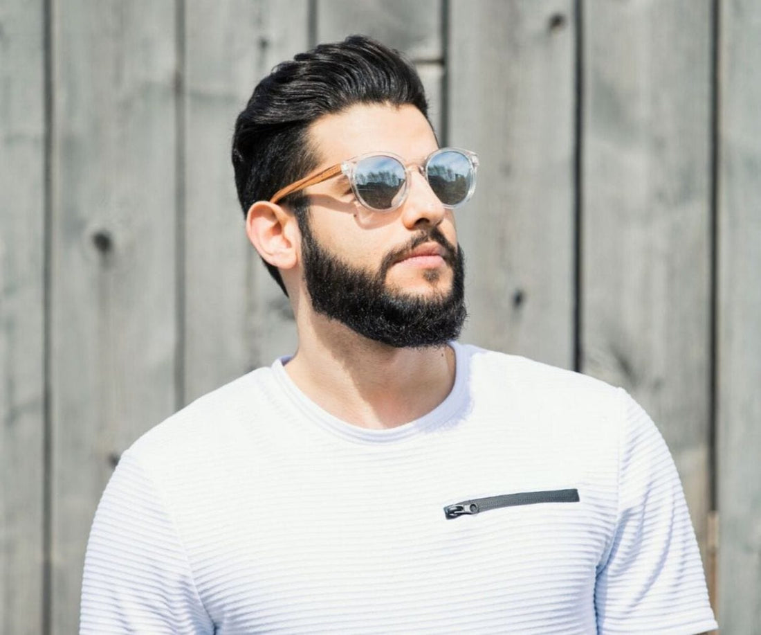 Homme portant Kraywoods Groove, lunettes de soleil rondes réfléchissantes avec monture transparente et bras en bois de zèbre avec protection UV à 100%, verres polarisés