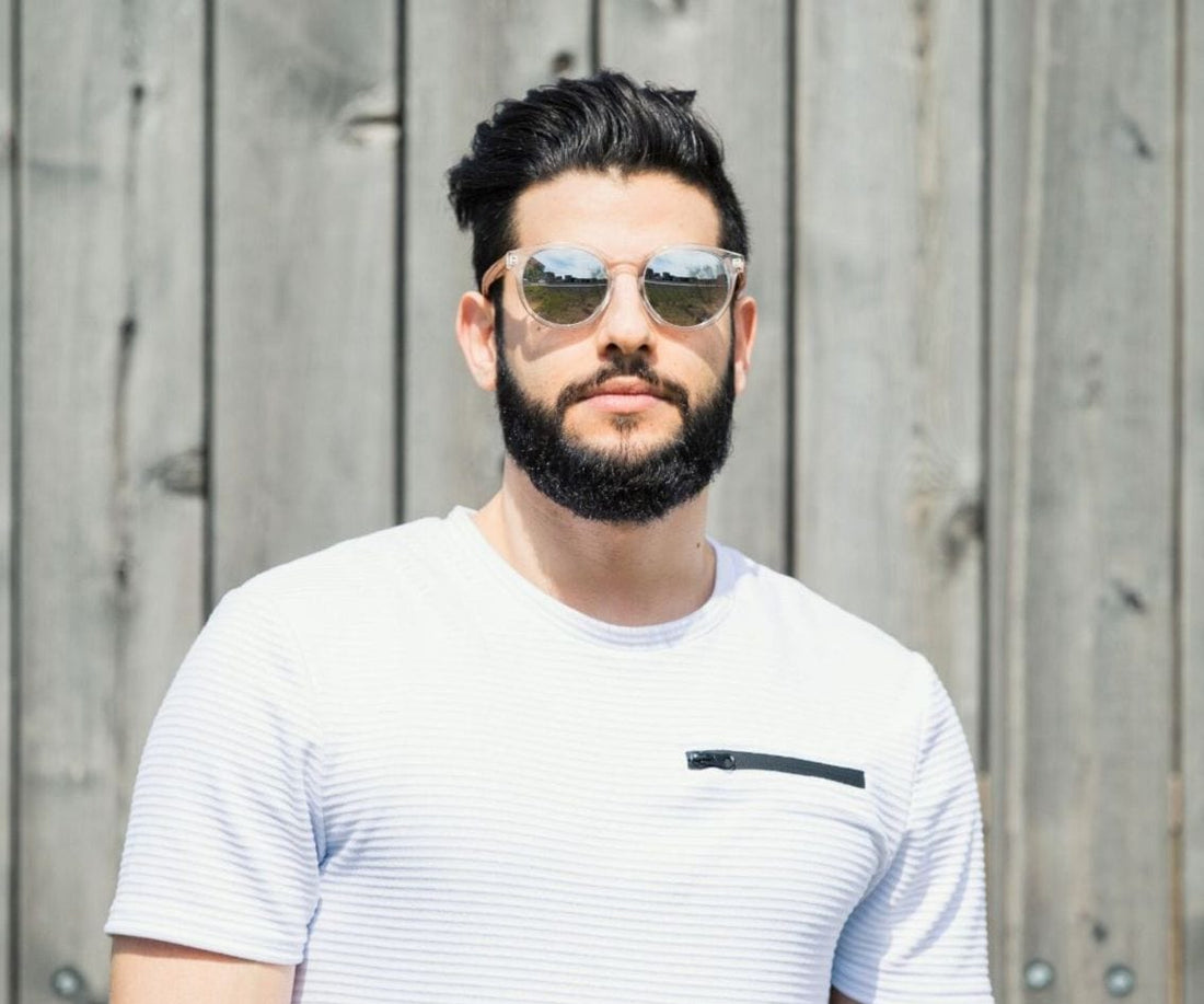 Homme portant Kraywoods Groove, lunettes de soleil rondes réfléchissantes avec monture transparente et bras en bois de zèbre avec protection UV à 100%, verres polarisés