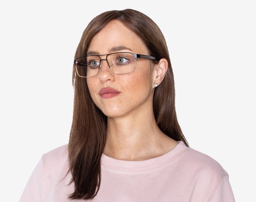 Femme portant des lunettes Euphoria Gold - Rectangle bicolore en métal noir et doré