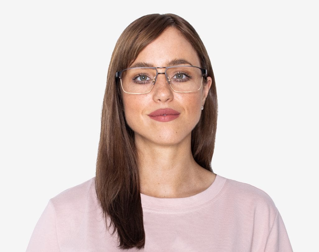 Femme portant des lunettes Euphoria Gold - Rectangle bicolore en métal noir et doré