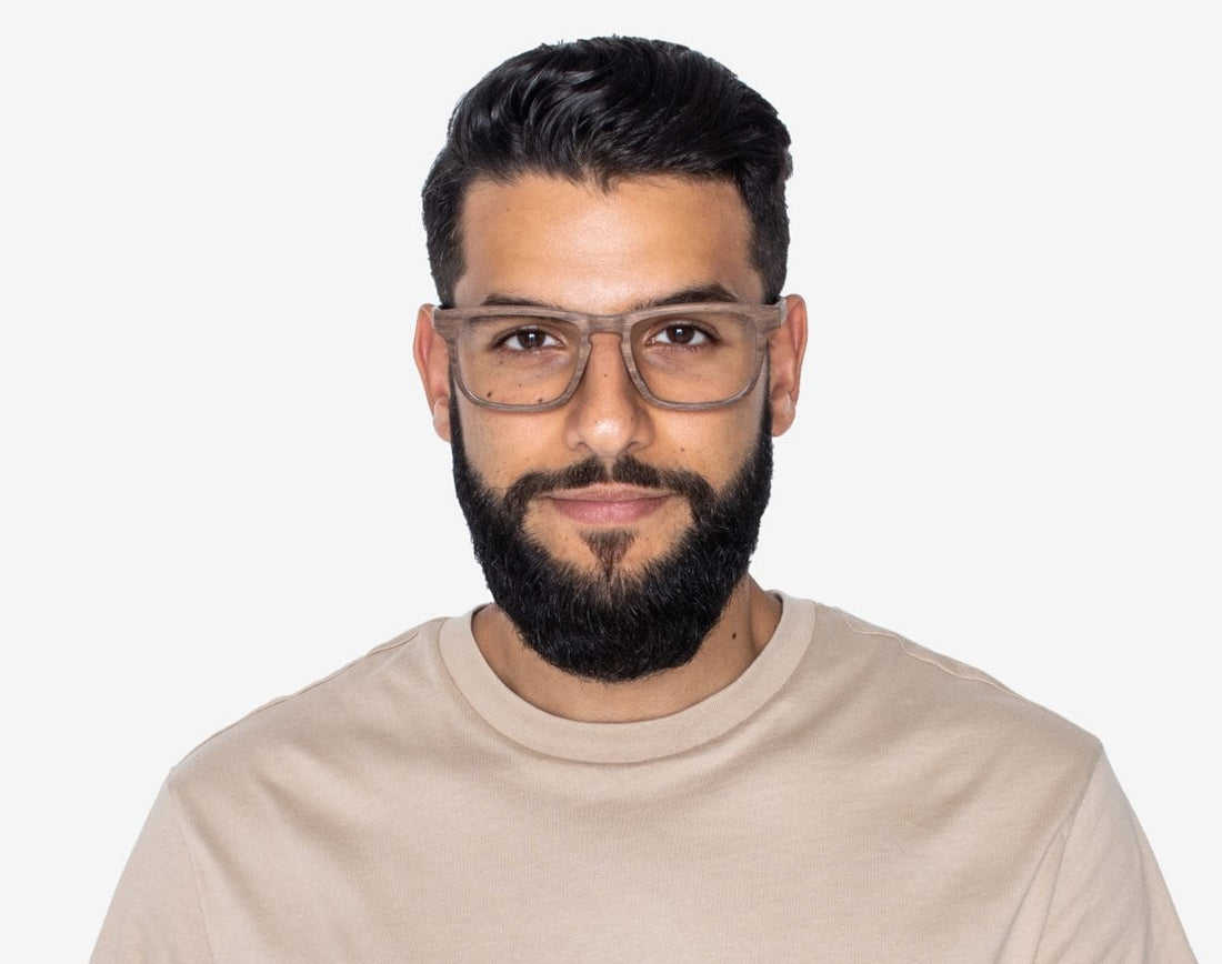 Homme portant des lunettes Bold Brown - Rectangle en bois de chêne