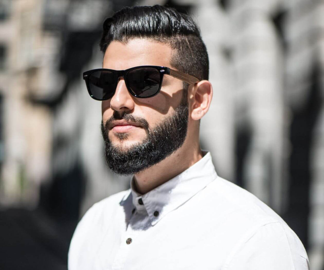 Homme portant des lunettes de soleil Challenger, des lunettes de soleil carrées en bois noir 100 % polarisées UV