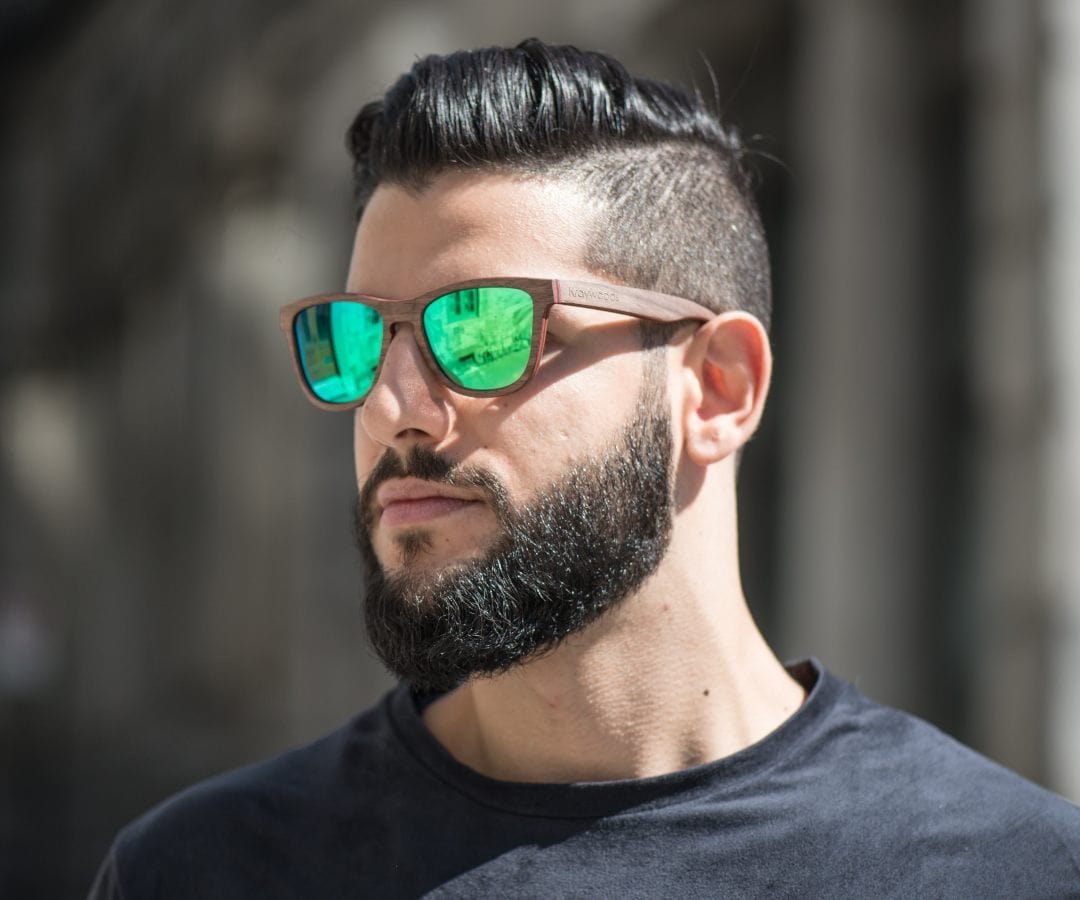 Homme portant des lunettes de soleil Kraywoods Racer, vert miroir avec cadre en bois de noyer carré et protection UV à 100%, verres polarisés