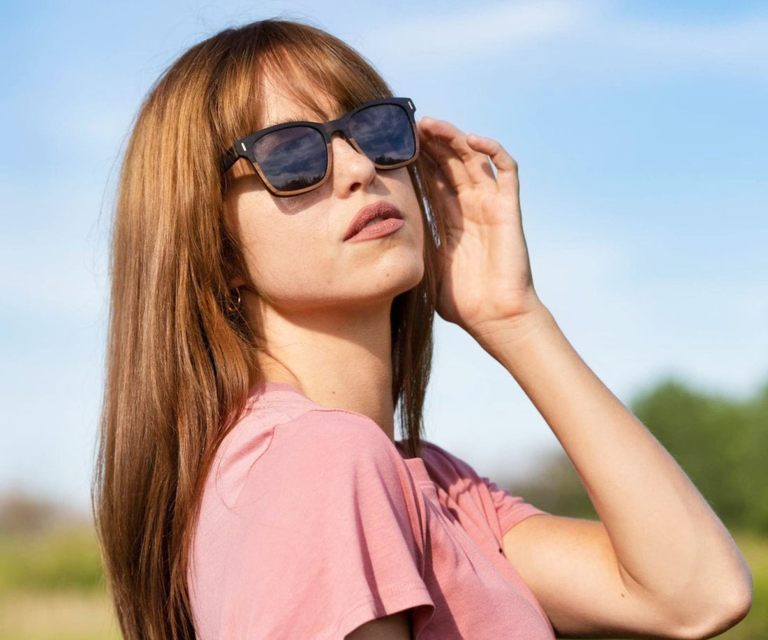 Femme portant des lunettes de soleil carrées en bois d'ébène Oxford Kraywoods avec protection UV à 100%, verres polarisés