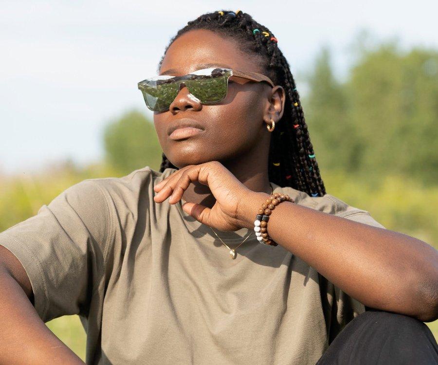 Femme portant des lunettes de soleil Kraywoods Rover, des lunettes de soleil carrées réfléchissantes argentées 100 % polarisées UV