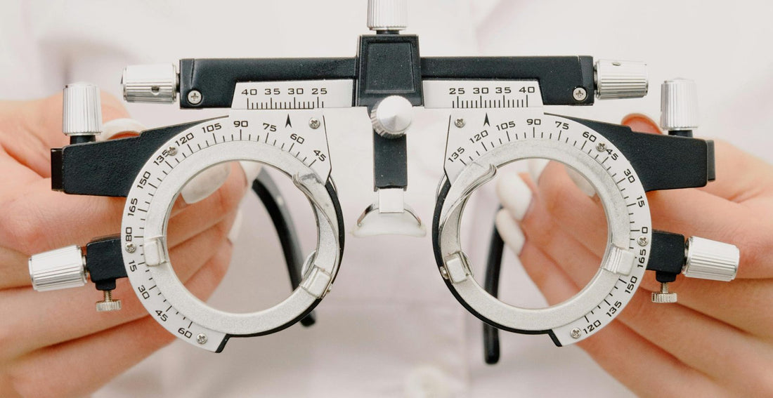 2 Hände halten ein Gerät zur Augenuntersuchung