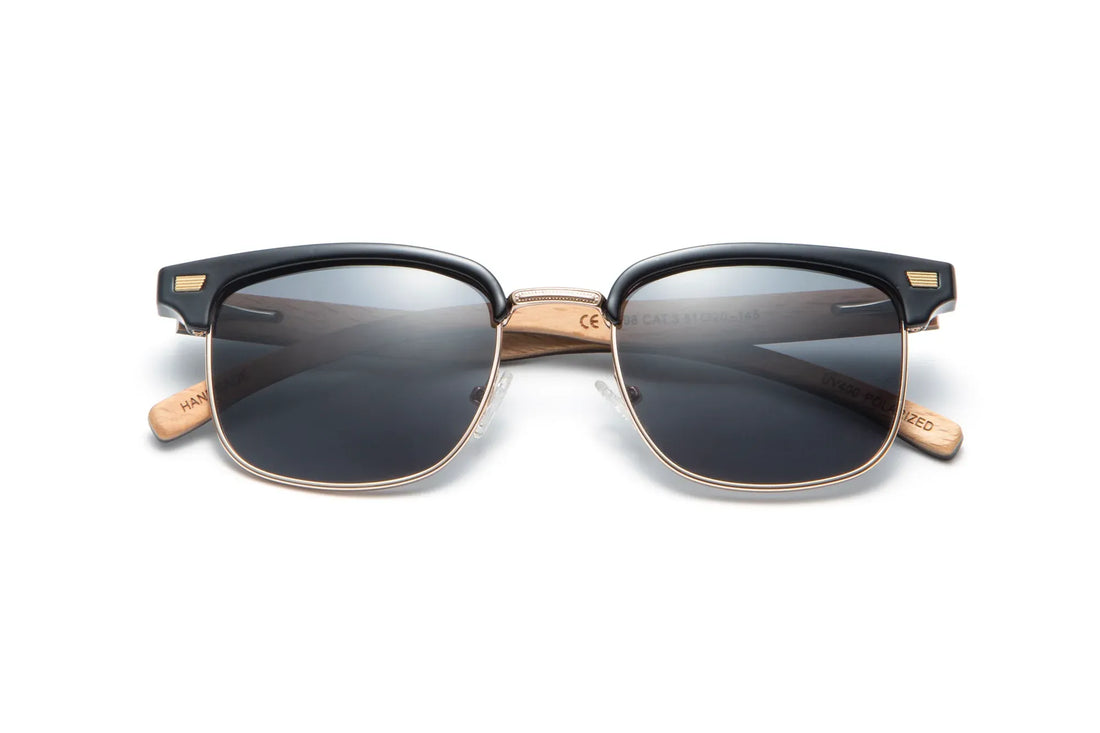 Black Jaguar , Browline-Sonnenbrille mit grauen polarisierten Gläsern - Geklappte Ansicht auf weißem Hintergrund