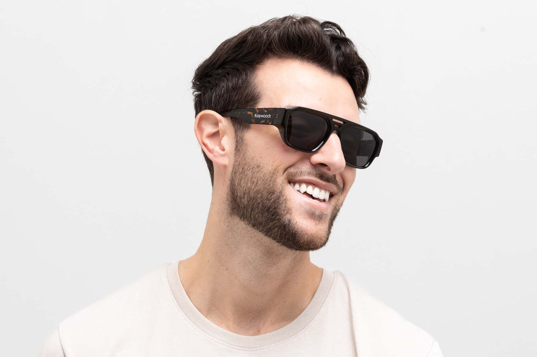 Mann trägt eine Drift-Sonnenbrille, eine dunkelgrüne übergroße Piloten-Sonnenbrille mit grauen polarisierten Gläsern