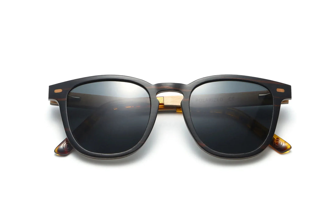 Hunter Black Sunglasses, quadratische Retro-Sonnenbrille aus Holz mit grauen polarisierten Gläsern - gefaltete Vorderansicht