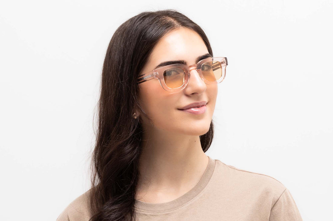 Frau trägt Juno Pink Sunglasses, dicke runde rosa Sonnenbrille mit hellrosa Gläsern