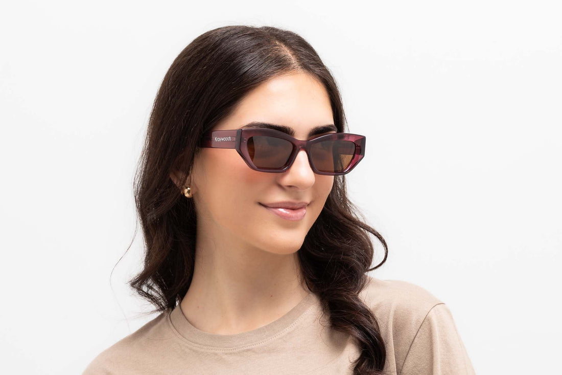 Frau trägt Riley Red Sunglasses, rote rechteckige Cat-Eye-Sonnenbrille mit braunen polarisierten Gläsern