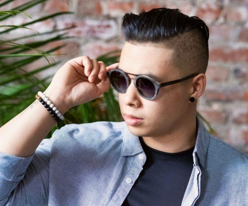Mann trägt Kraywoods Ash, Vintage Aviator Sonnenbrille aus Walnussholz und 100% UV-Schutz, polarisierte Gläser