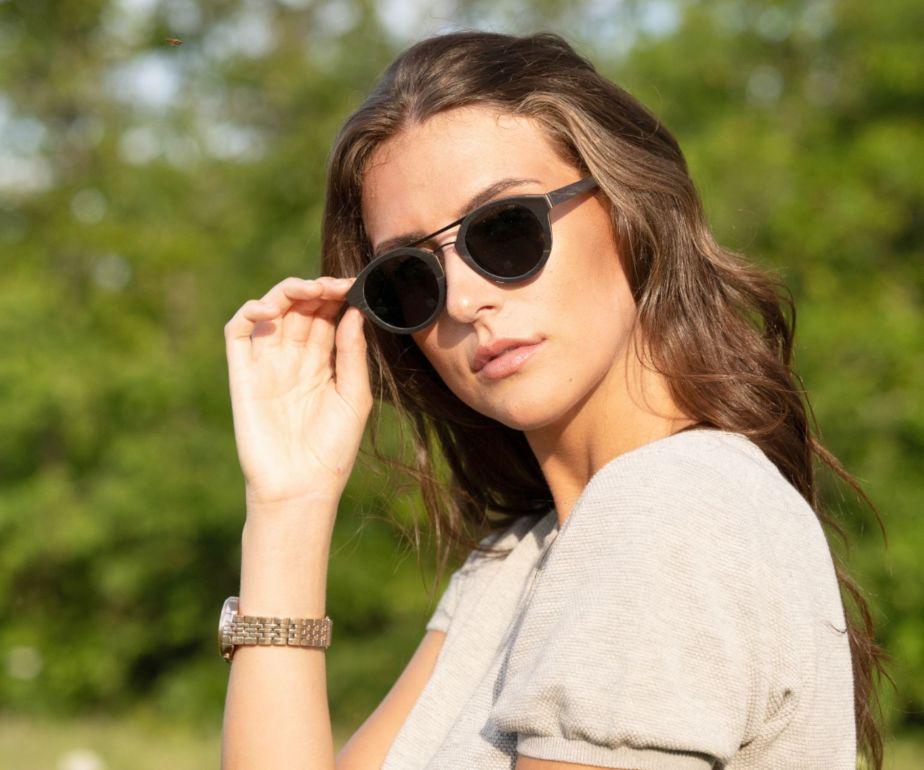 Frau trägt Kraywoods Ash, Vintage Aviator Sonnenbrille aus Walnussholz und 100% UV-Schutz, polarisierte Gläser