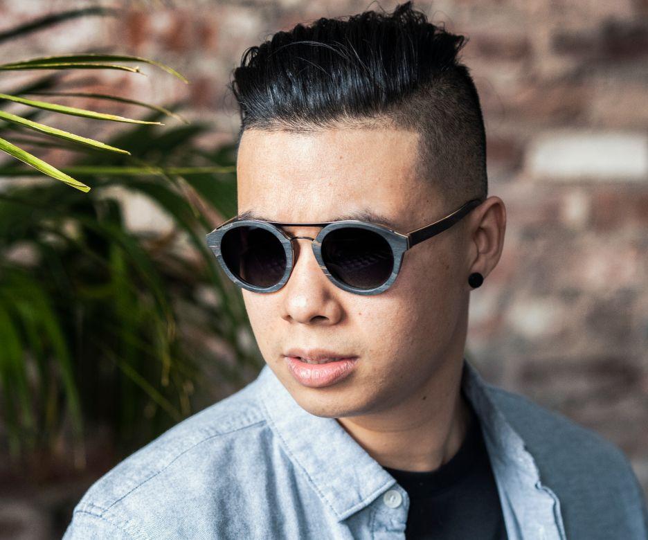 Mann trägt Kraywoods Ash, Vintage Aviator Sonnenbrille aus Walnussholz und 100% UV-Schutz, polarisierte Gläser