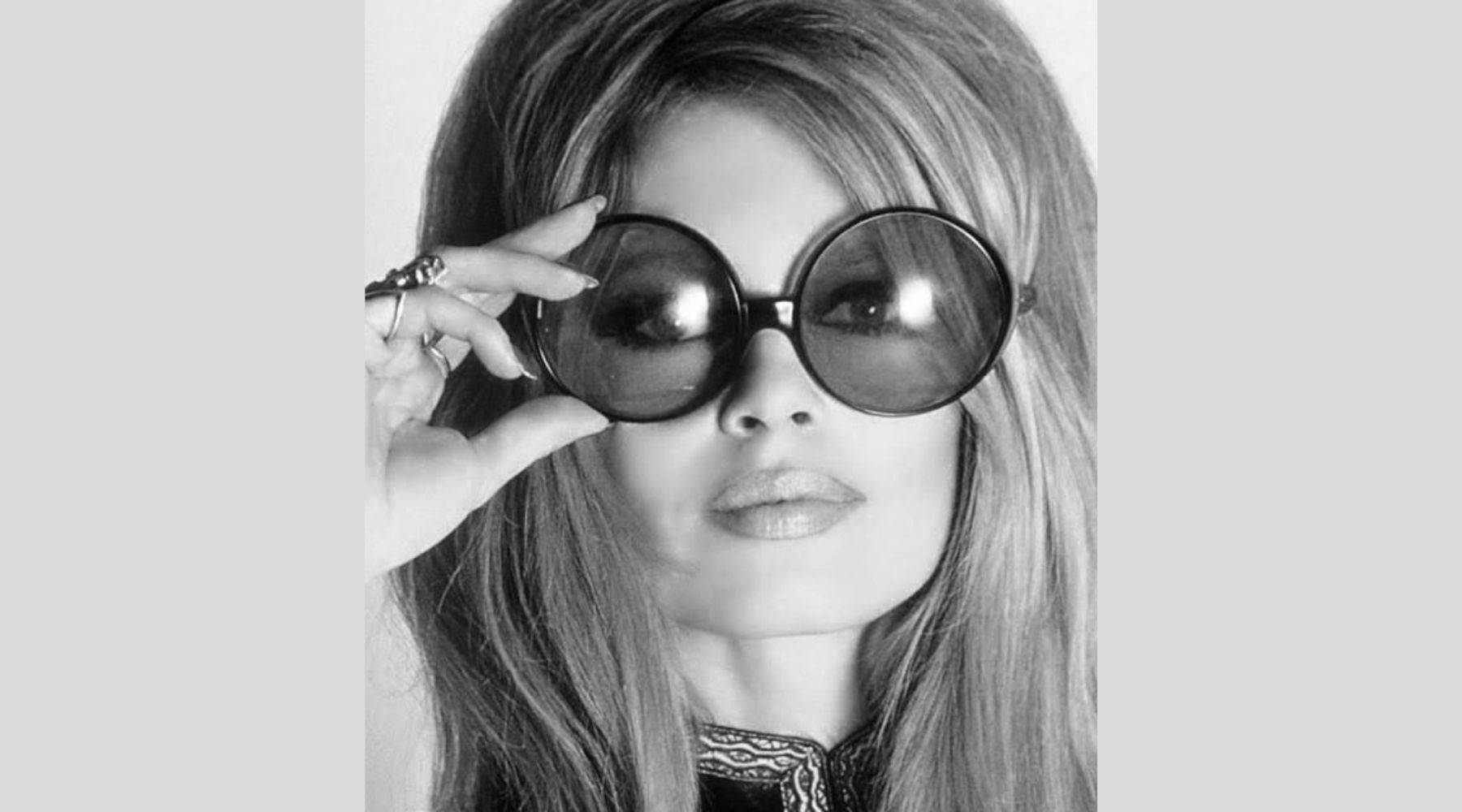 Gafas de sol populares de los 70 para un look de moda vintage - Kraywoods, image size:1800x1000