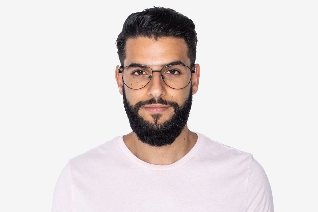 Hombre con gafas de aviador sobredimensionadas y de color negro