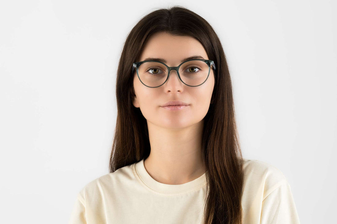 Mujer con Felicity Azul, gafas ovaladas de acetato azul turquesa
