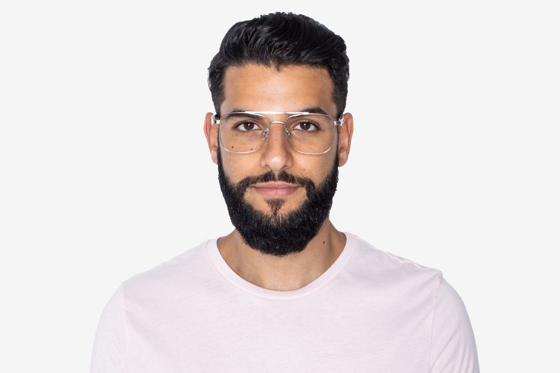 Hombre con gafas de aviador cuadradas retro Drive Silver