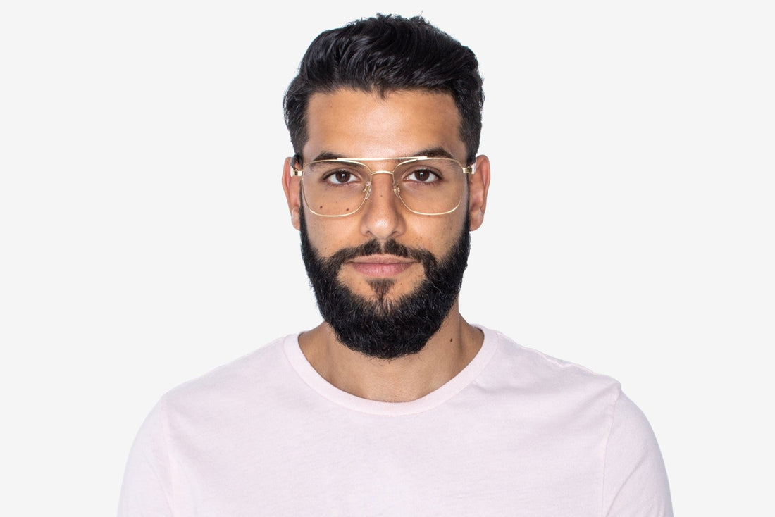 Hombre con gafas de aviador cuadradas retro Drive Gold