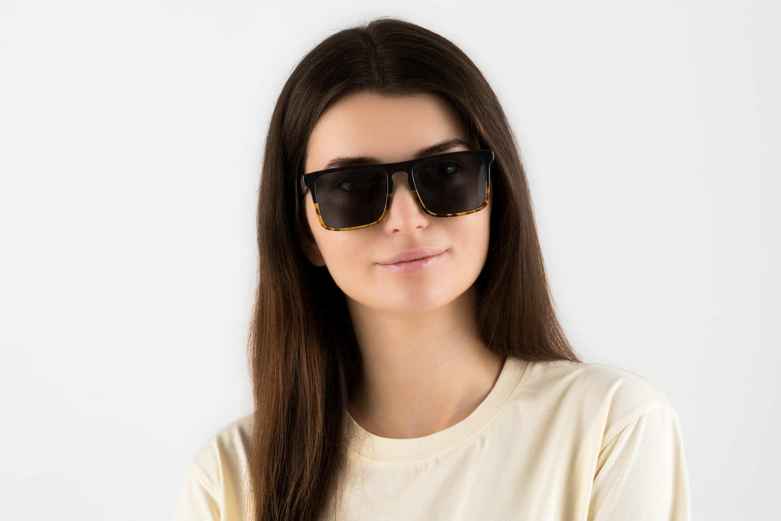 Mujer con Félix, Gafas de sol rectangulares tortuga amarilla