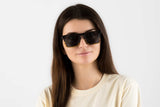 Mujer con Félix, Gafas de sol rectangulares tortuga amarilla