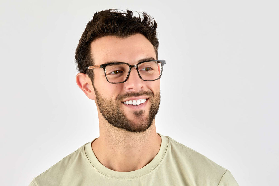 Hombre con Trust Grey, gafas cuadradas de acetato gris