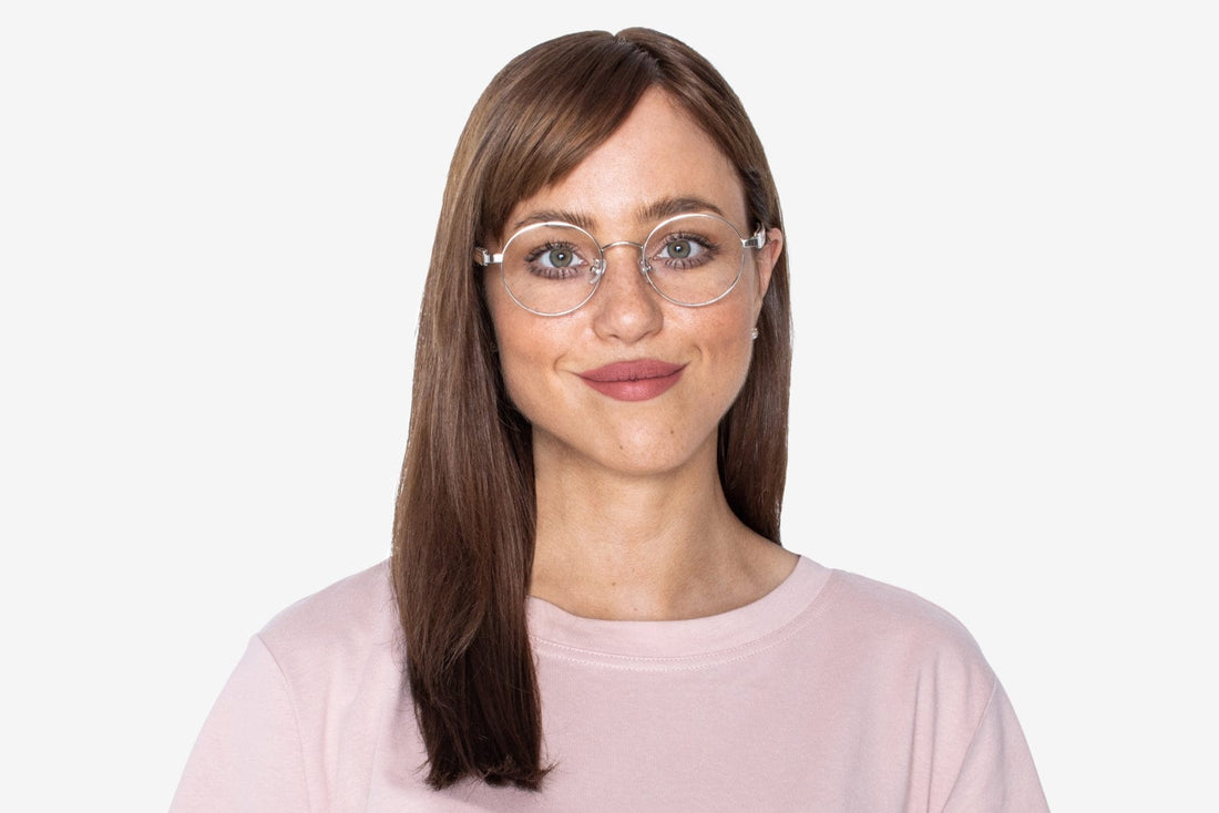 Mujer que lleva Joy Silver, Gafas redondas de metal plateado