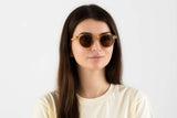 Mujer con gafas de sol Jazz, marrones, redondas y pequeñas