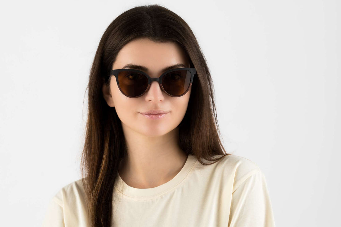 Mujer con gafas de sol Ivy, ojo de gato de madera bicolor con lente polarizada